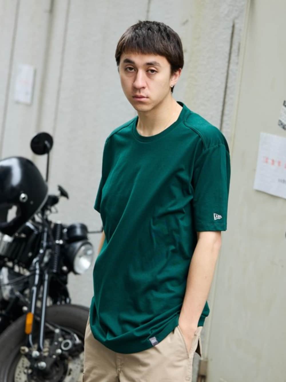 ホワイト系のタンクトップ、グリーン系のTシャツ/カットソー、ブルー系のボクサーパンツを着用したメンズの夏コーディネートの1枚目の写真