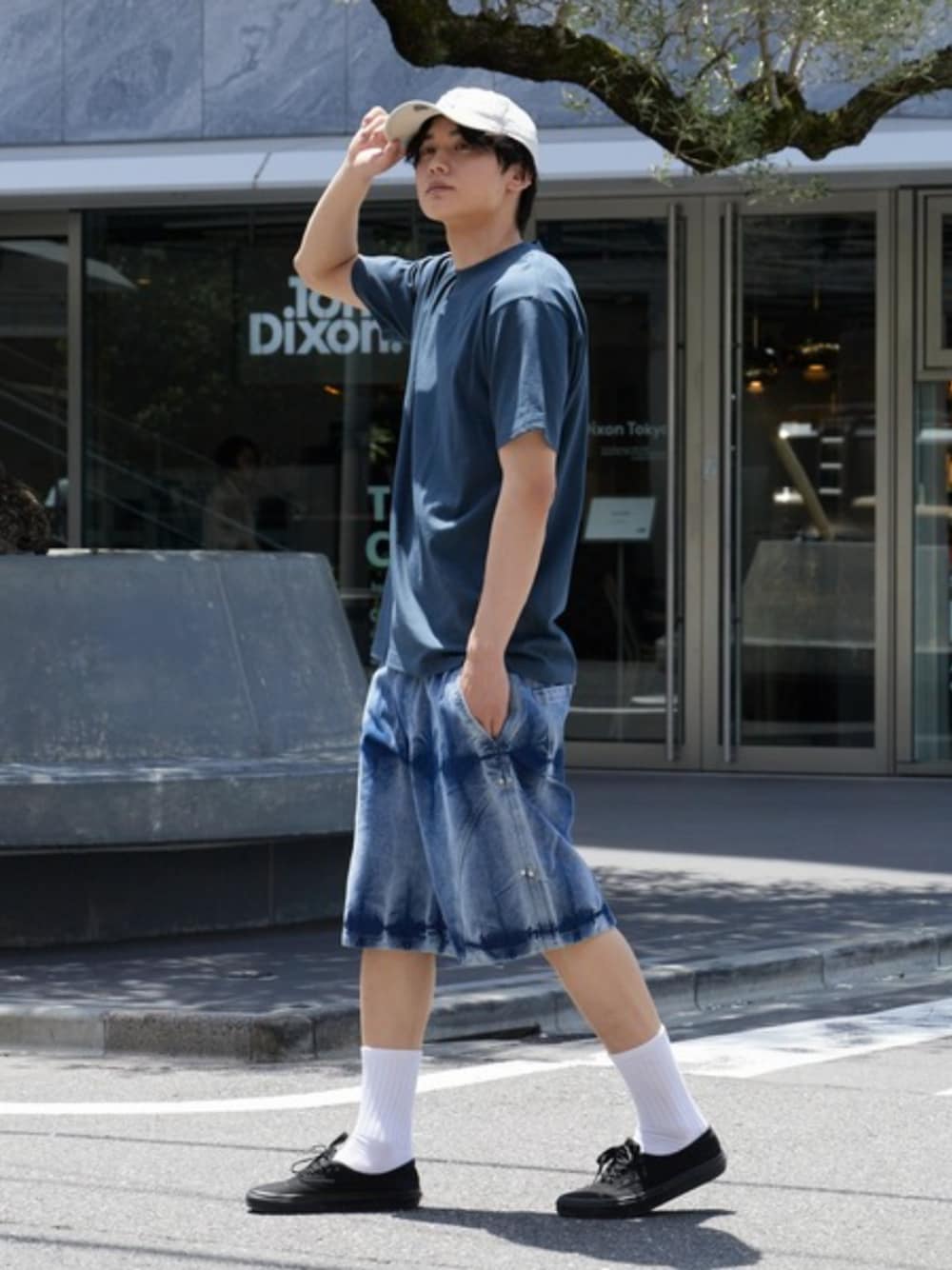 ブルー系のTシャツ/カットソー、ブルー系のデニムパンツ、ホワイト系のソックス/靴下を着用したメンズの夏コーディネートの1枚目の写真