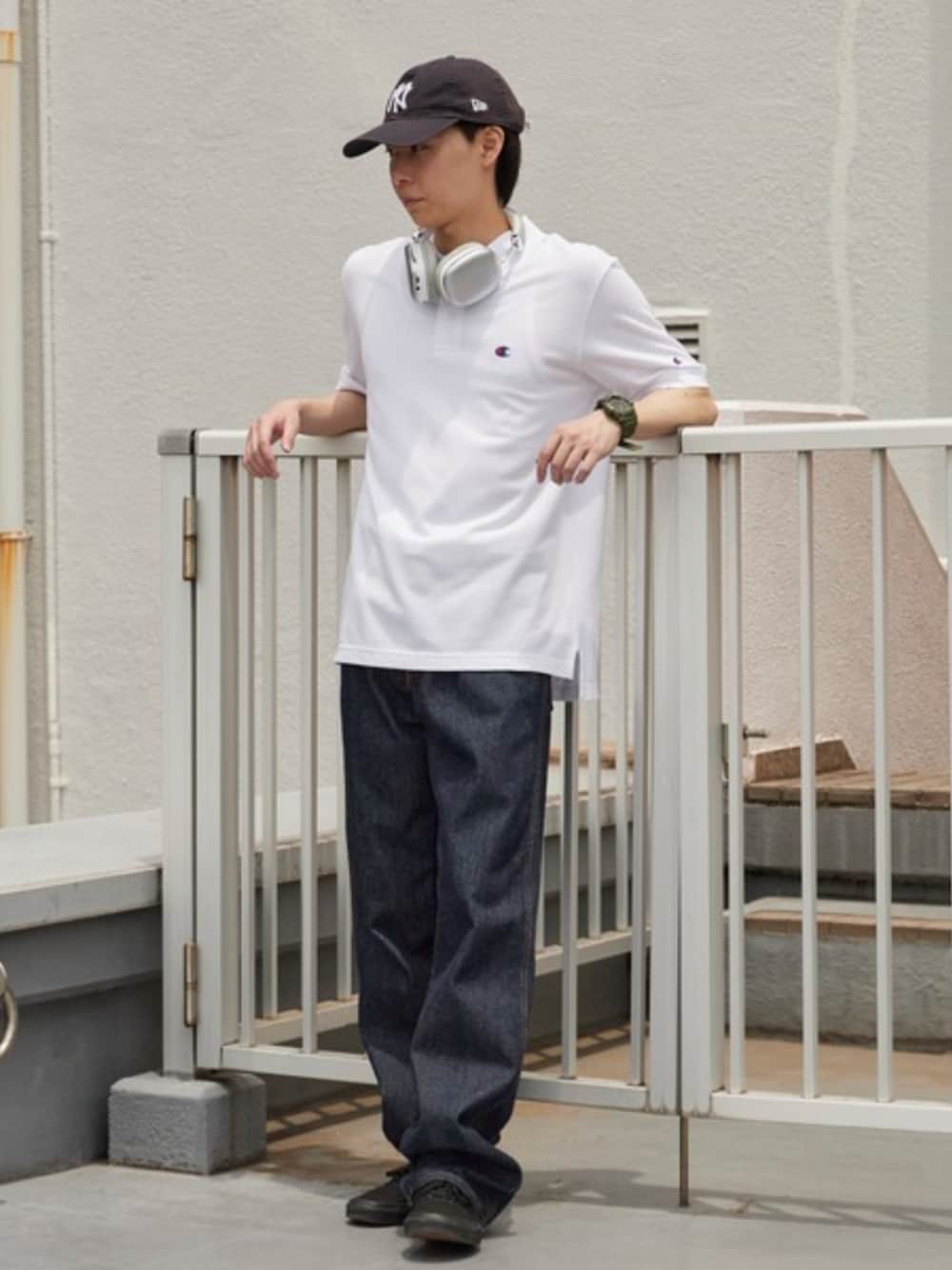 ブルー系のデニムパンツ、ホワイト系のタンクトップ、ホワイト系のポロシャツを着用したメンズの夏コーディネートの1枚目の写真