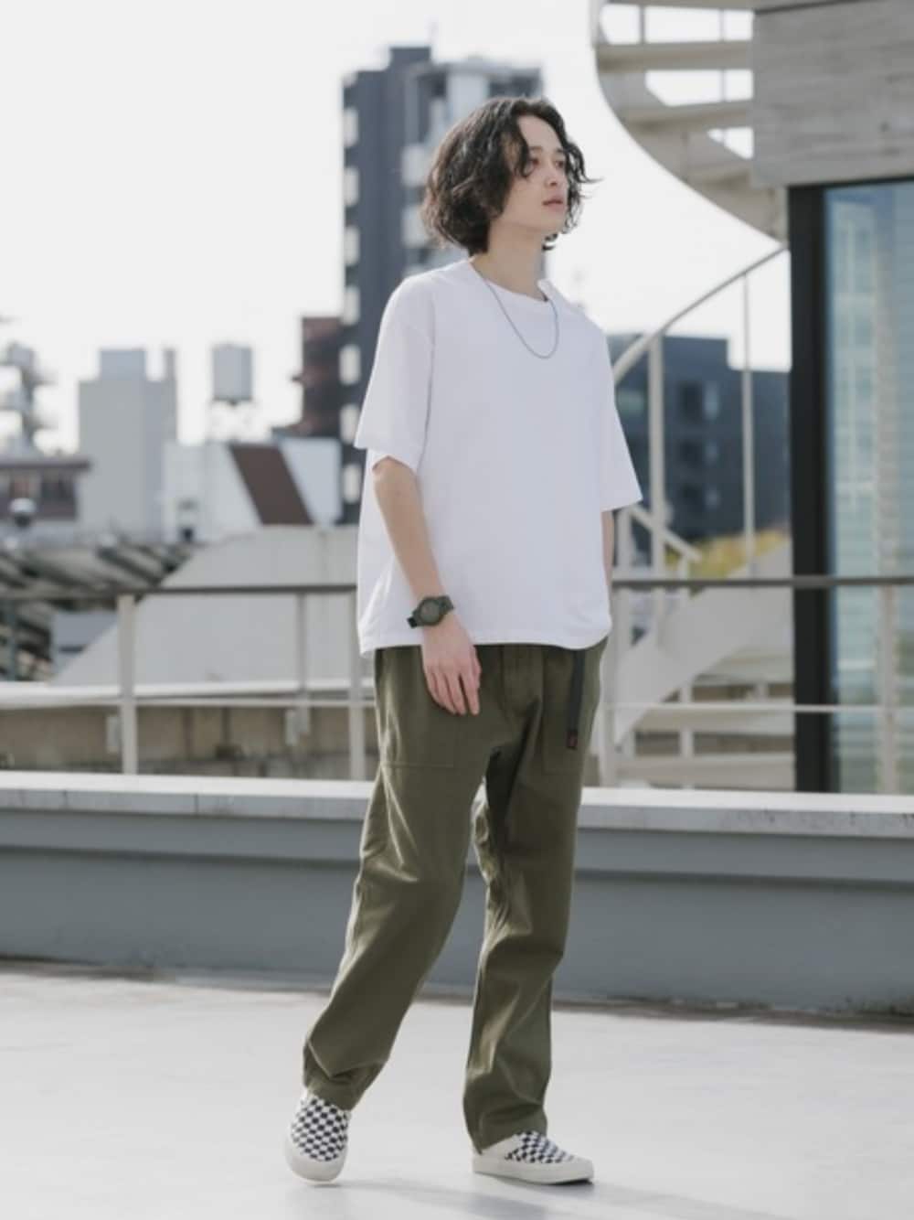 ホワイト系のTシャツ/カットソー、グリーン系のチノパンツ、ホワイト系のソックス/靴下を着用したメンズの夏コーディネートの1枚目の写真