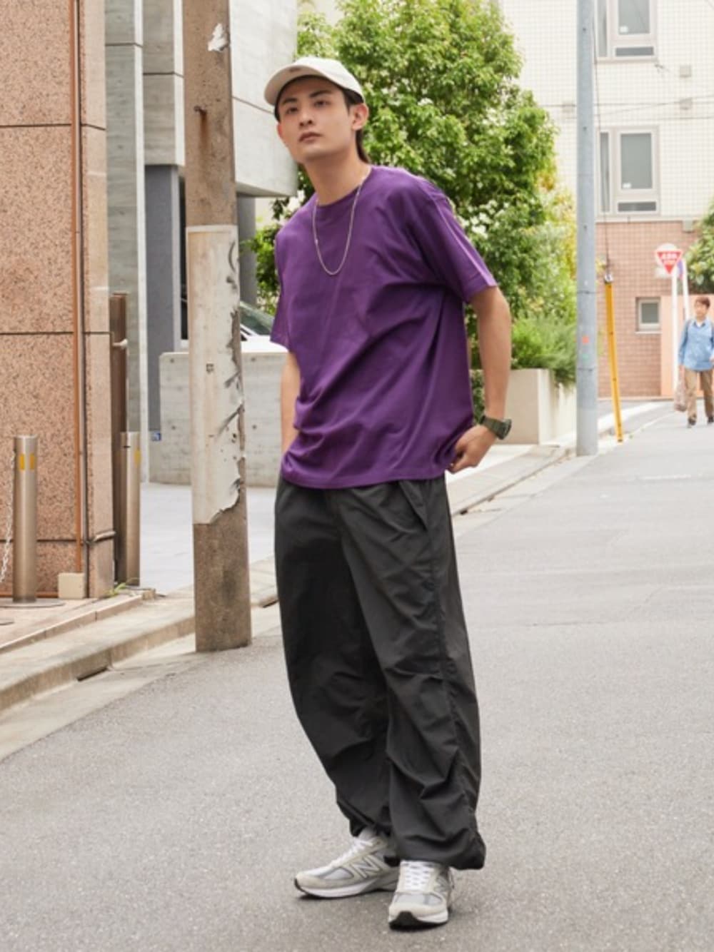 パープル系のTシャツ/カットソー、ブラック系のカーゴパンツ、ベージュ系のキャップを着用したメンズの夏コーディネートの1枚目の写真