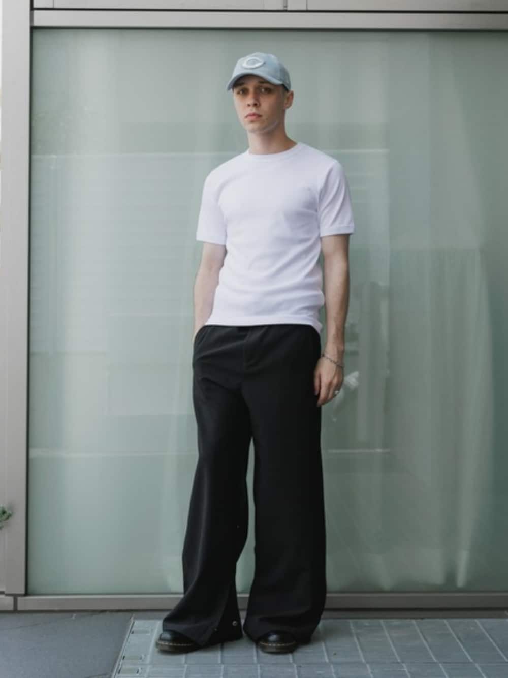 ホワイト系のタンクトップ、ホワイト系のTシャツ/カットソー、ブルー系のキャップを着用したメンズの夏コーディネートの1枚目の写真