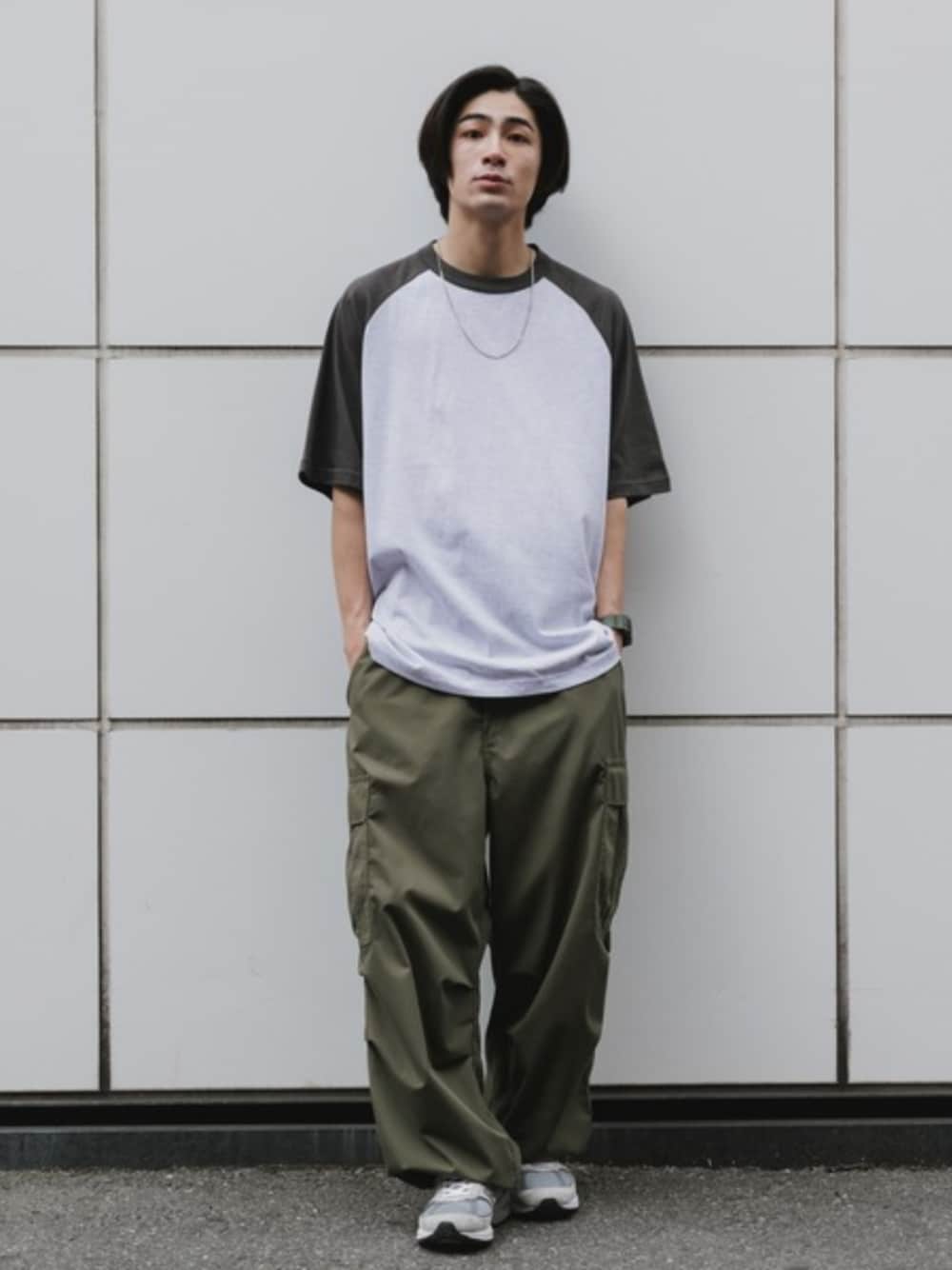 グリーン系のカーゴパンツ、ブラック系のTシャツ/カットソーを着用したメンズの夏コーディネートの1枚目の写真