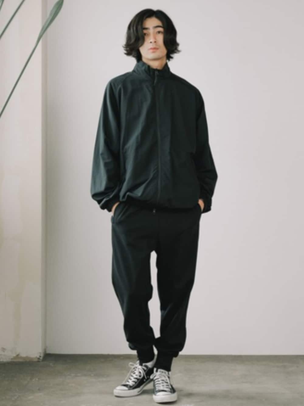 ブラック系のブルゾンを着用したメンズの春コーディネートの1枚目の写真