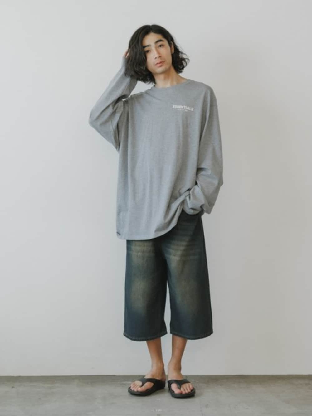 グレー系のTシャツ/カットソーを着用したメンズの夏コーディネートの1枚目の写真