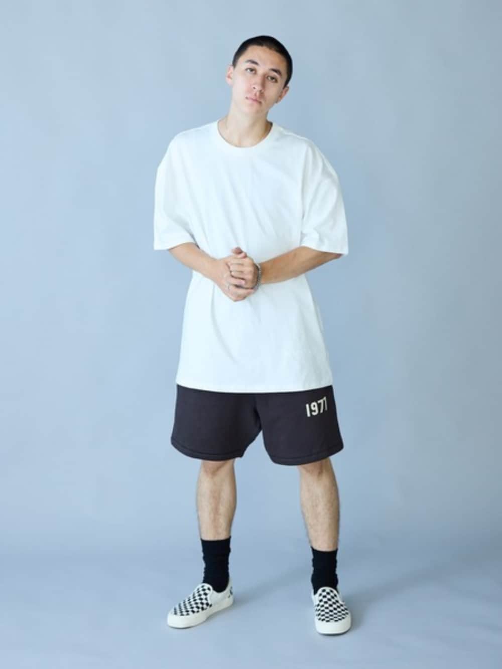ホワイト系のTシャツ/カットソー、ホワイト系のタンクトップ、ブラック系のソックス/靴下を着用したメンズの夏コーディネートの1枚目の写真