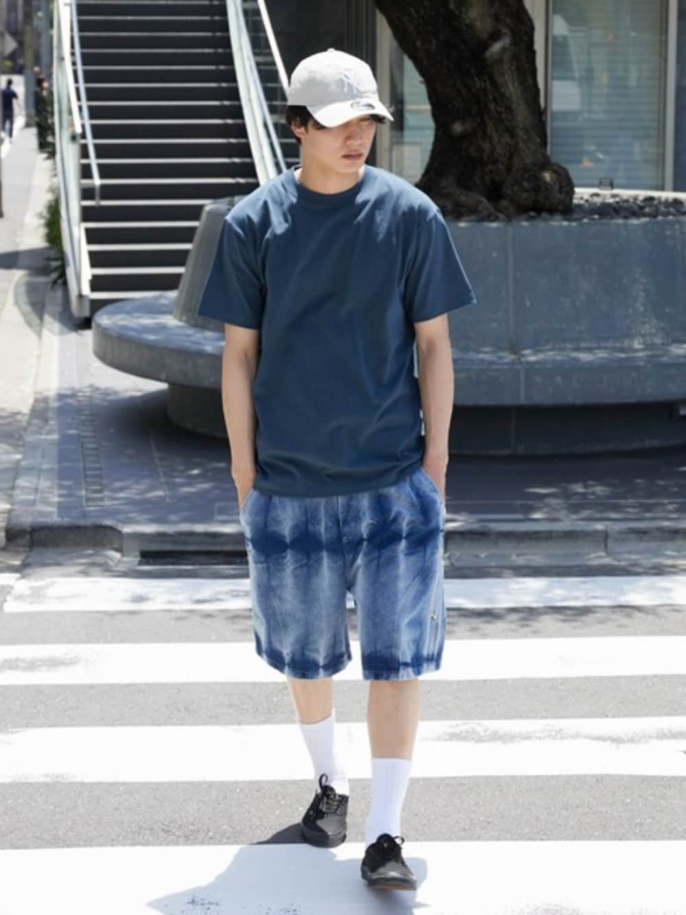 ブルー系のTシャツ/カットソー、ブルー系のデニムパンツ、ホワイト系のソックス/靴下を着用したメンズの夏コーディネートの1枚目の写真