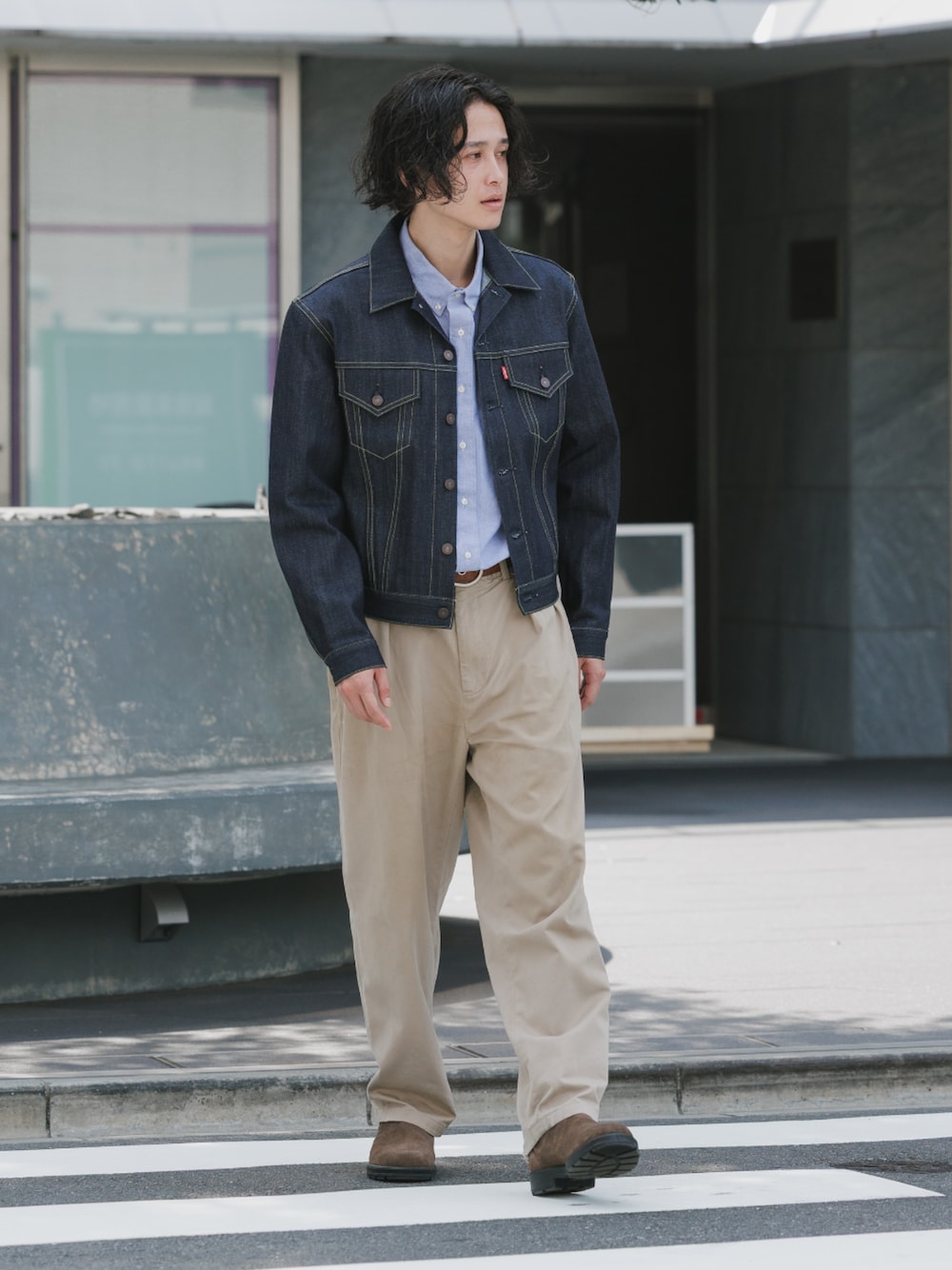 ベージュ系のチノパンツ、ホワイト系のTシャツ/カットソー、ブルー系のデニムジャケットを着用したメンズの秋コーディネートの1枚目の写真