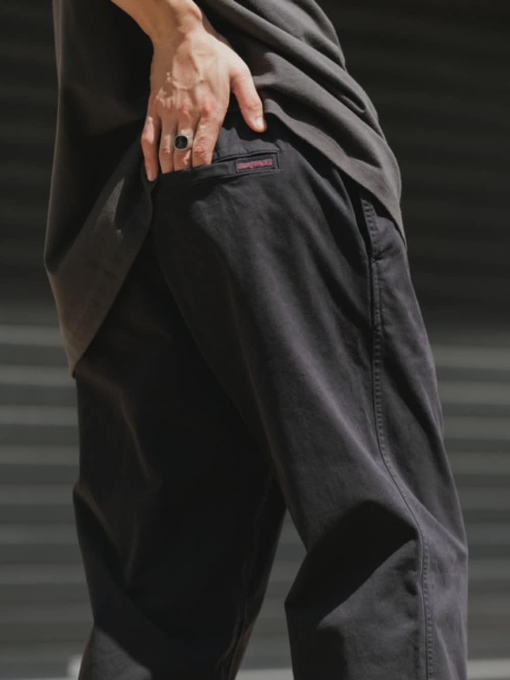 ブラック系のチノパンツ、ブラック系のTシャツ/カットソーを着用したメンズの夏コーディネートの1枚目の写真