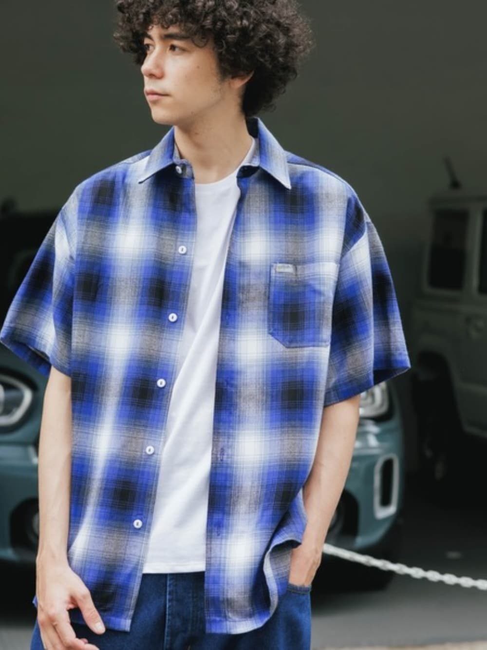 ホワイト系のTシャツ/カットソー、ブルー系のシャツ/ブラウスを着用したメンズの秋コーディネートの1枚目の写真