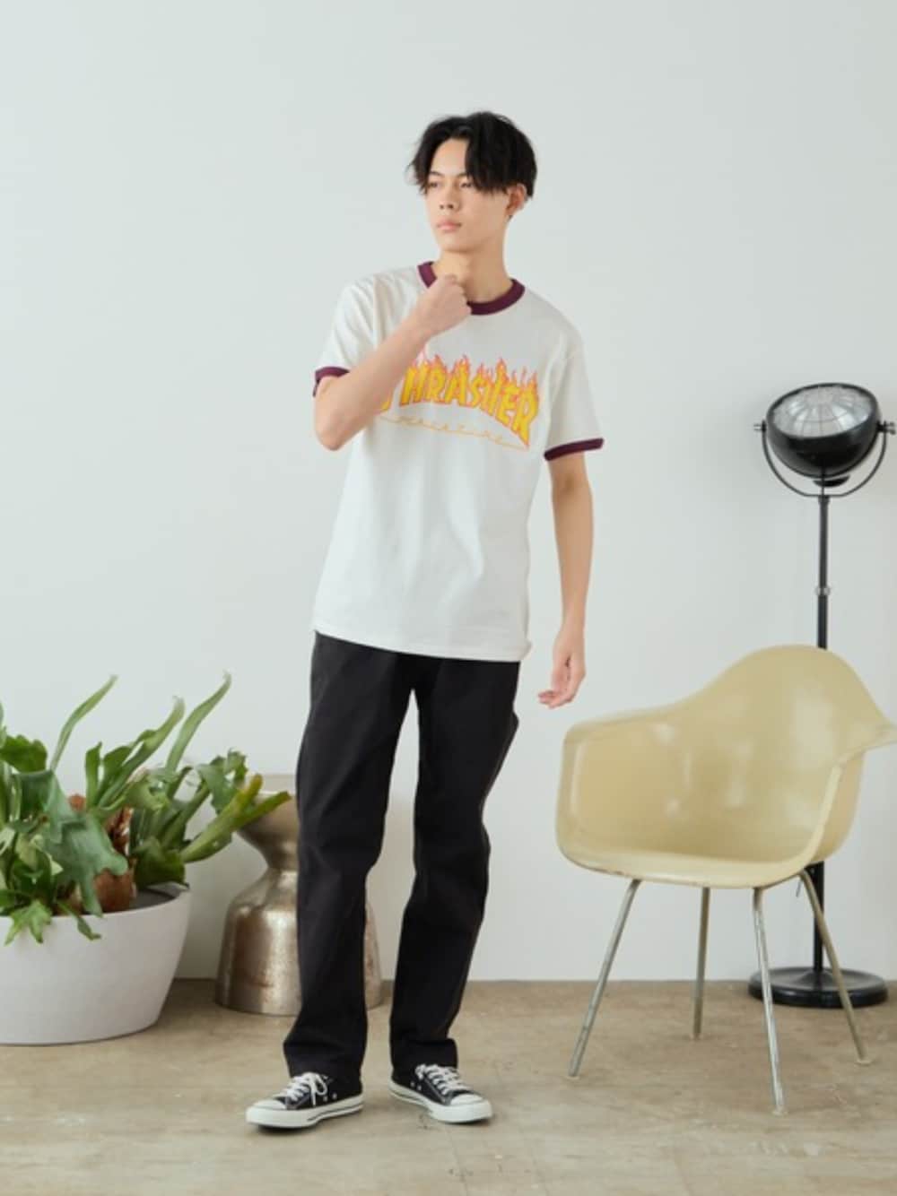 ホワイト系のタンクトップ、ブラック系のチノパンツ、ホワイト系のソックス/靴下を着用したメンズの夏コーディネートの1枚目の写真
