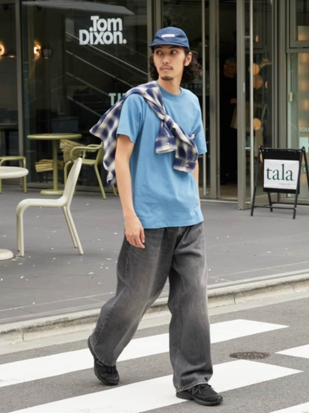 ブルー系のTシャツ/カットソー、ブラック系のデニムパンツ、ブルー系のキャップを着用したメンズの夏コーディネートの1枚目の写真