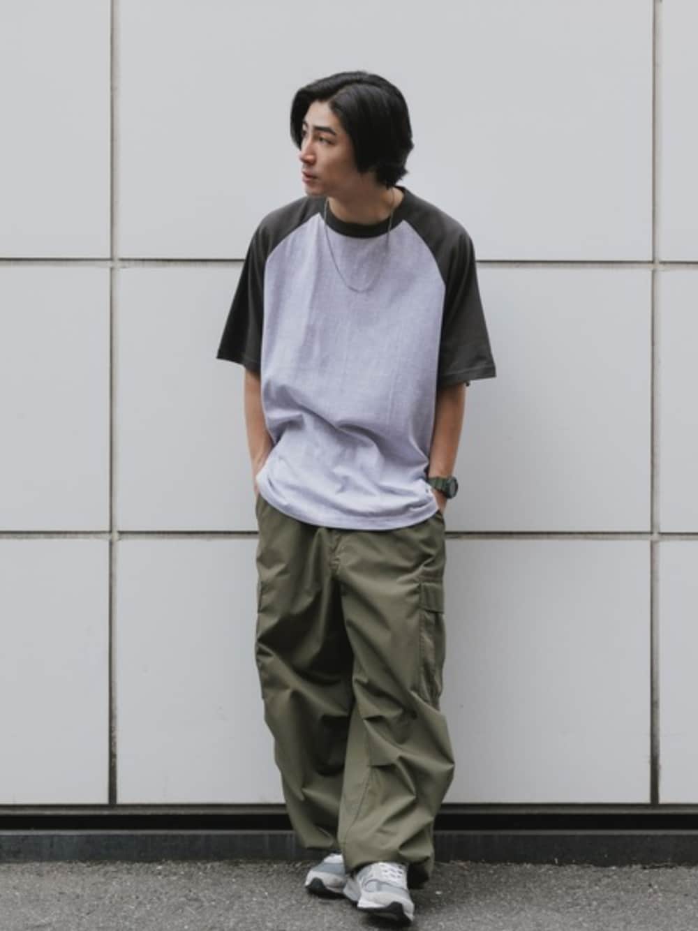 グリーン系のカーゴパンツ、ブラック系のTシャツ/カットソーを着用したメンズの夏コーディネートの1枚目の写真