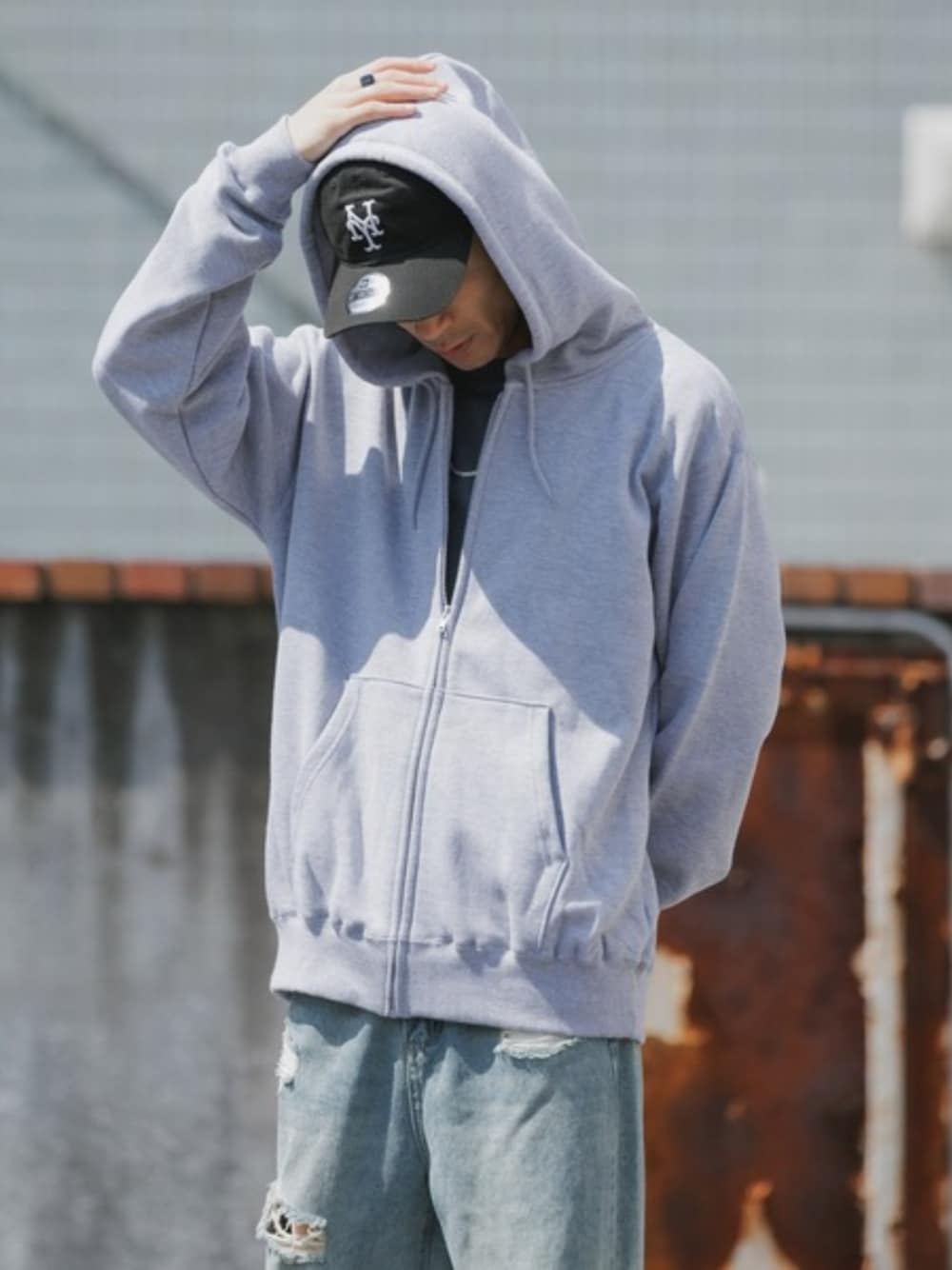 ブルー系のデニムパンツ、グレー系のパーカー、ブルー系のTシャツ/カットソーを着用したメンズの夏コーディネートの1枚目の写真
