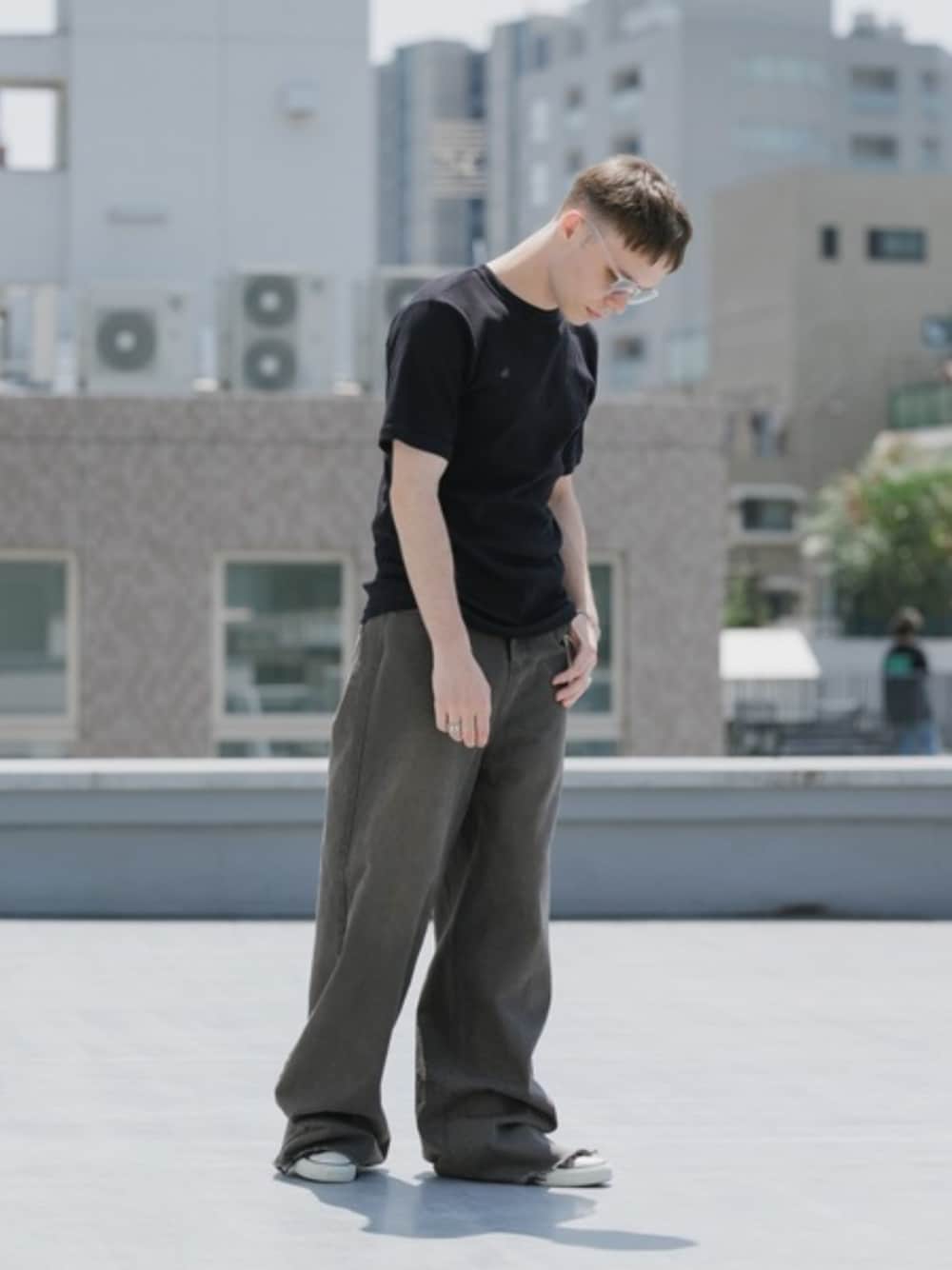 ホワイト系のタンクトップ、ブラック系のTシャツ/カットソー、ホワイト系のソックス/靴下を着用したメンズの夏コーディネートの1枚目の写真