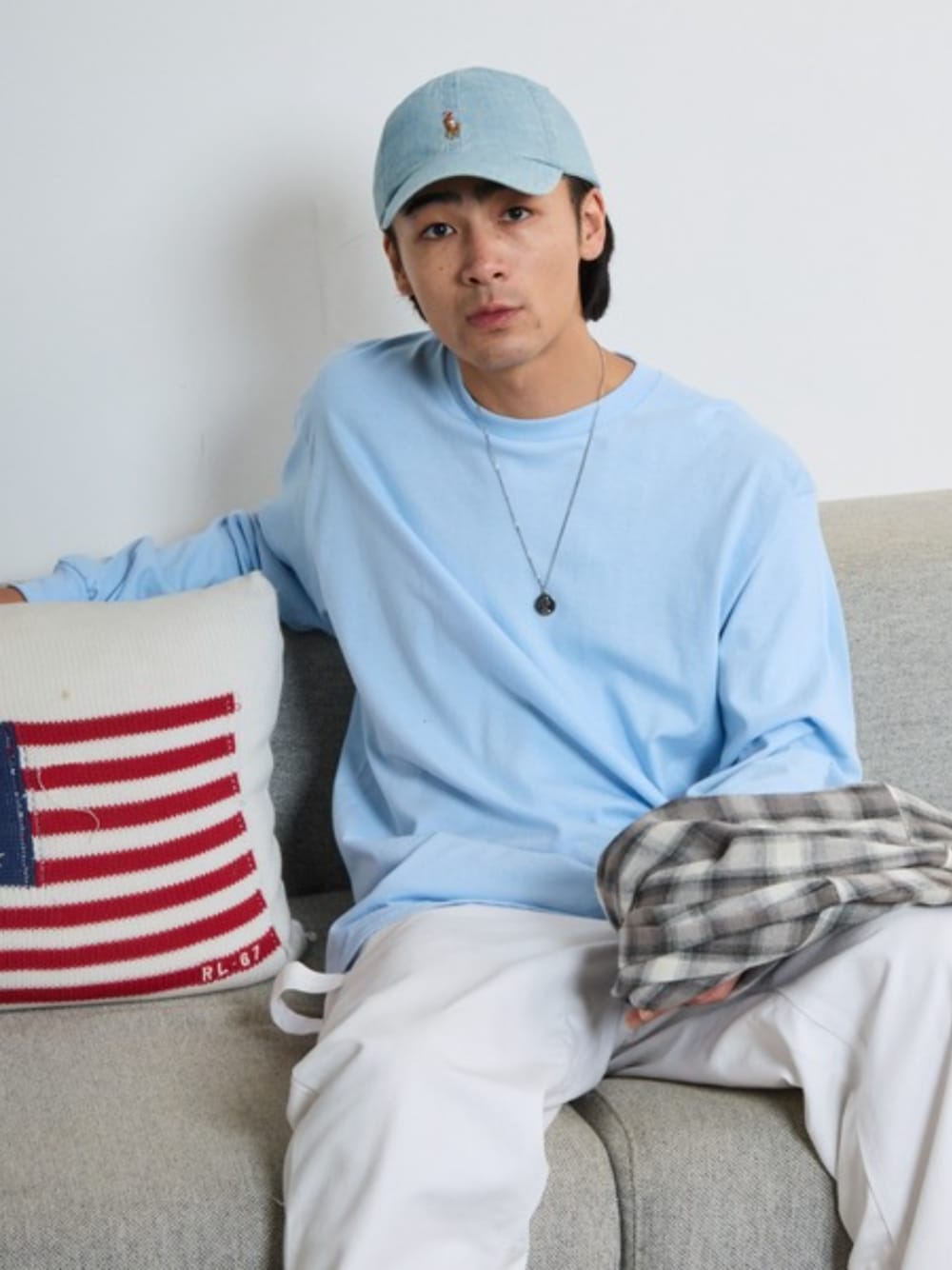 ブルー系のTシャツ/カットソーを着用したメンズの夏コーディネートの1枚目の写真