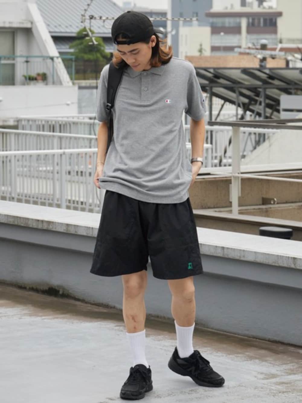 ホワイト系のタンクトップ、ブラック系のその他パンツ、グレー系のポロシャツを着用したメンズの夏コーディネートの1枚目の写真
