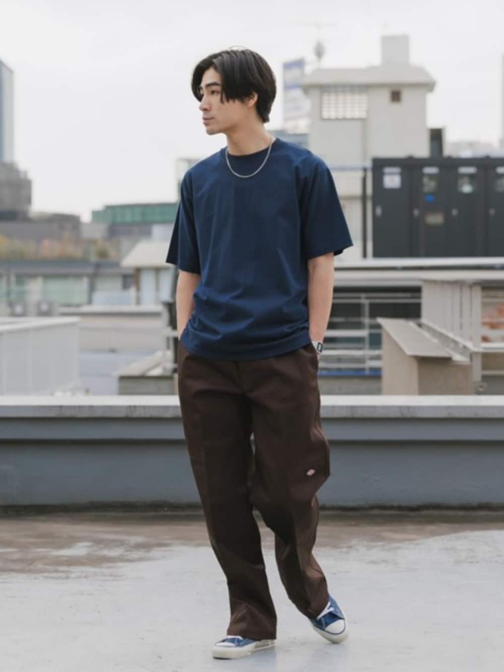 ブラウン系のチノパンツ、ホワイト系のタンクトップ、ブルー系のTシャツ/カットソーを着用したメンズの夏コーディネートの1枚目の写真