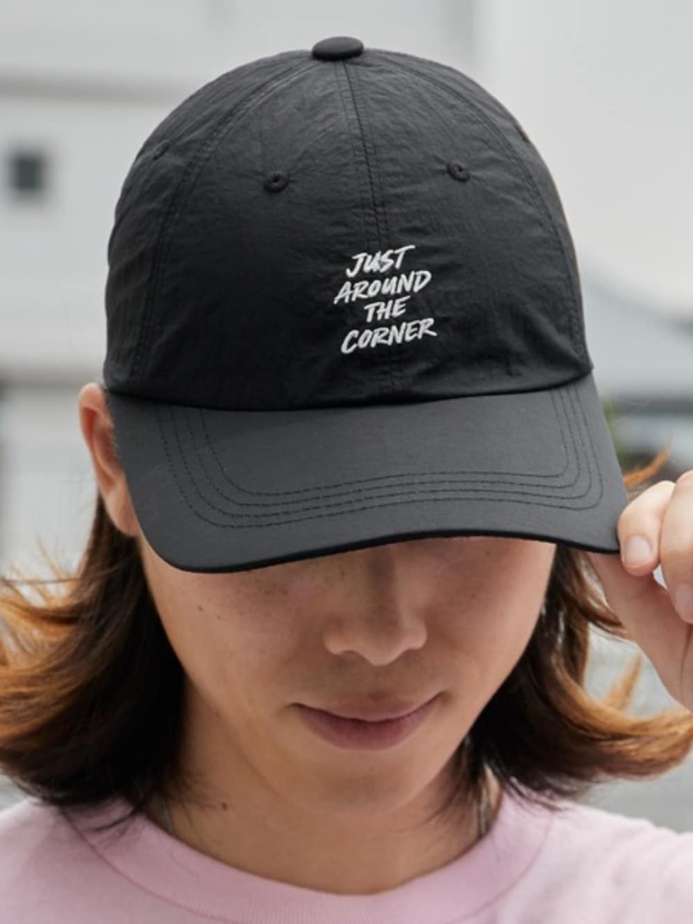 ピンク系のTシャツ/カットソー、ブラック系のキャップを着用したメンズの夏コーディネートの1枚目の写真