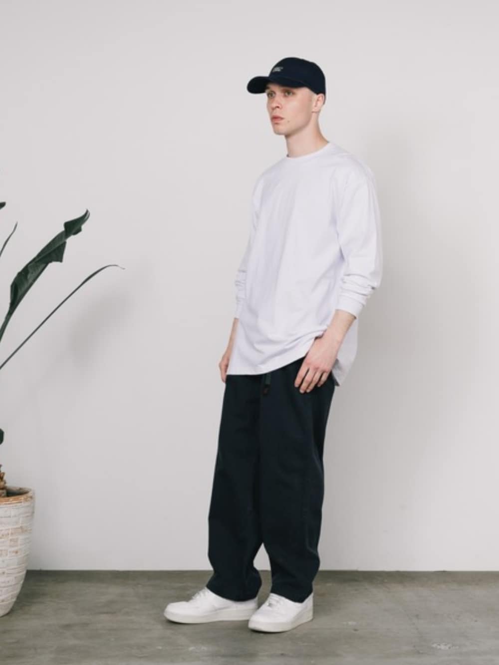 ホワイト系のTシャツ/カットソー、ホワイト系のタンクトップ、ブルー系のチノパンツを着用したメンズの夏コーディネートの1枚目の写真