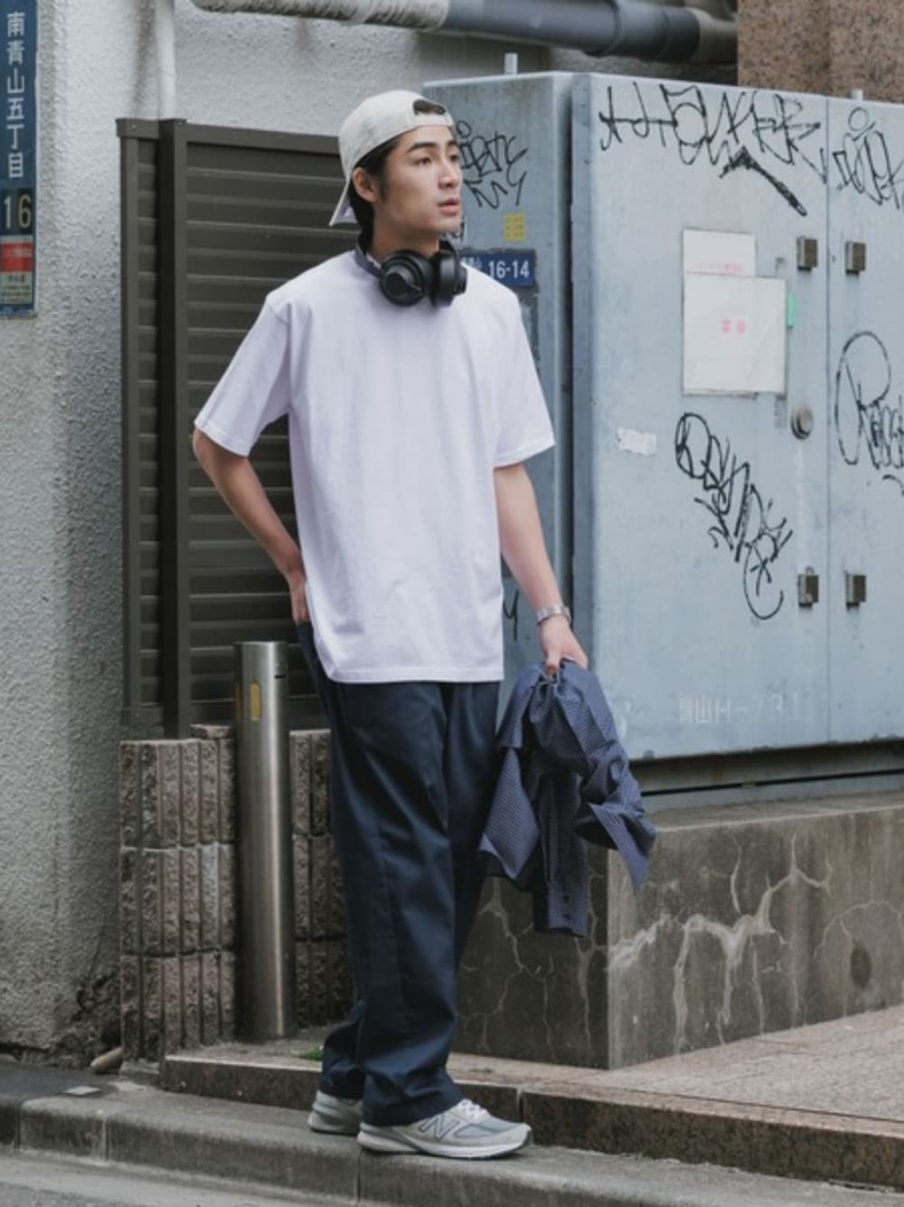 ホワイト系のTシャツ/カットソー、ブルー系のチノパンツ、ホワイト系のスニーカーを着用したメンズの夏コーディネートの1枚目の写真