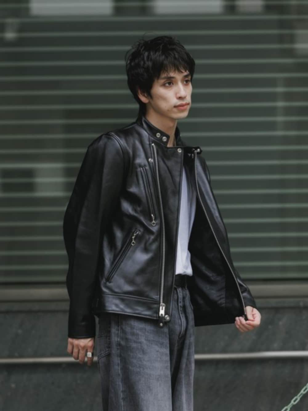 ホワイト系のTシャツ/カットソー、ブラック系のライダースジャケットを着用したメンズの秋コーディネートの1枚目の写真