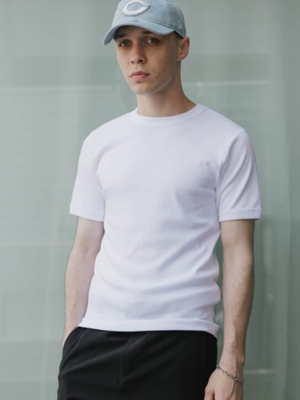 ホワイト系のTシャツ/カットソー、ブルー系のキャップを着用したメンズの夏コーディネートの1枚目の写真