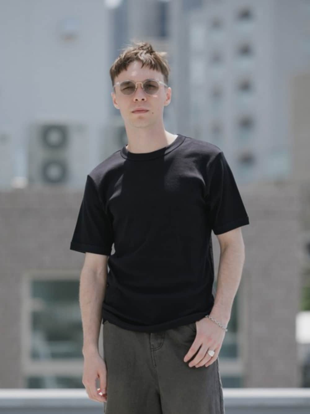 ホワイト系のタンクトップ、ブラック系のTシャツ/カットソーを着用したメンズの夏コーディネートの1枚目の写真