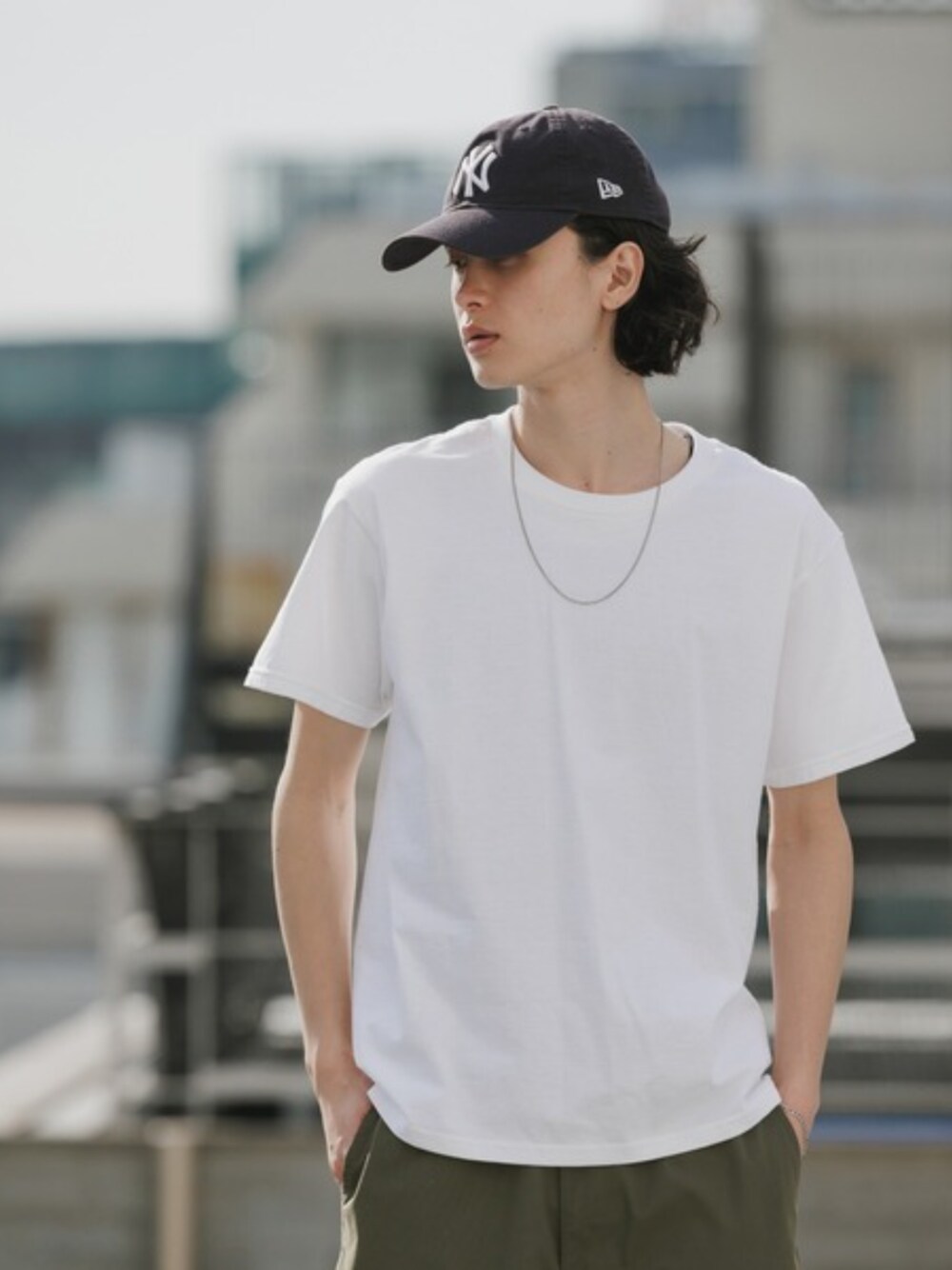 ブラック系のカーゴパンツ、ホワイト系のタンクトップ、ホワイト系のTシャツ/カットソーを着用したメンズの夏コーディネートの1枚目の写真