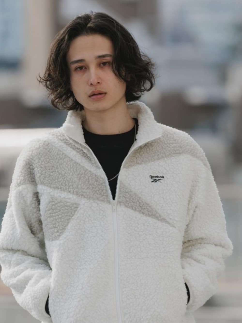 グレー系のブルゾン、ブラック系のTシャツ/カットソーを着用したメンズの秋コーディネートの1枚目の写真