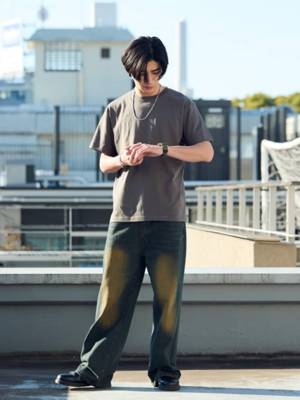 ホワイト系のタンクトップ、ブルー系のデニムパンツ、グレー系のTシャツ/カットソーを着用したメンズの夏コーディネートの1枚目の写真