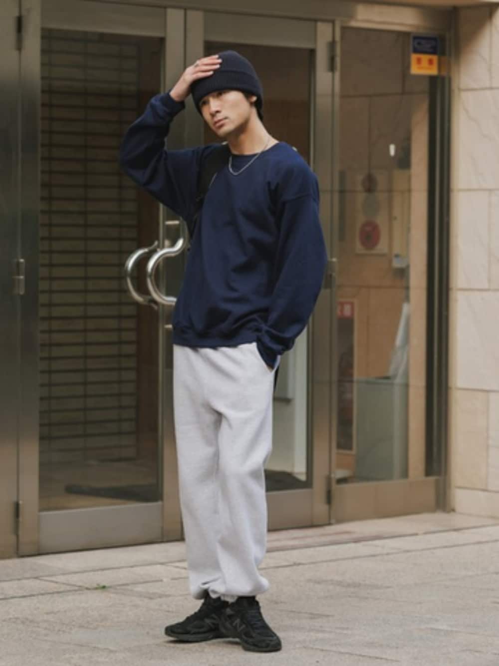 ブルー系のスウェットを着用したメンズの春コーディネートの1枚目の写真