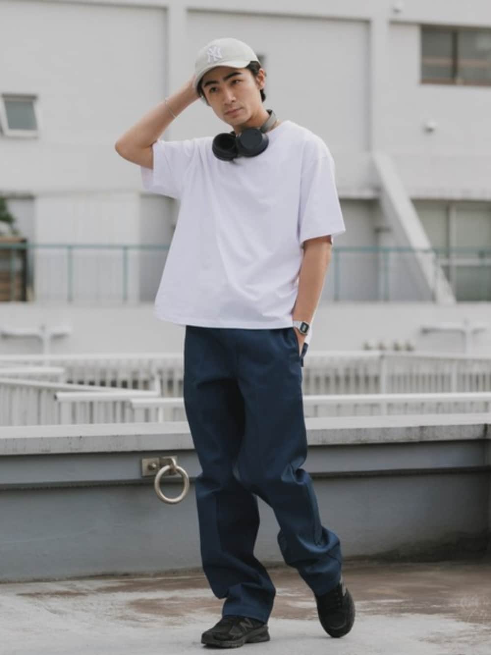 ホワイト系のタンクトップ、ホワイト系のTシャツ/カットソー、ブルー系のチノパンツを着用したメンズの夏コーディネートの1枚目の写真
