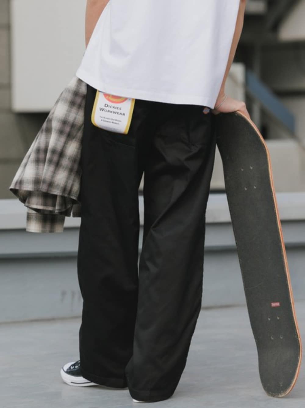 ブラック系のチノパンツ、ホワイト系のTシャツ/カットソー、レッド系のキャップを着用したメンズの夏コーディネートの1枚目の写真