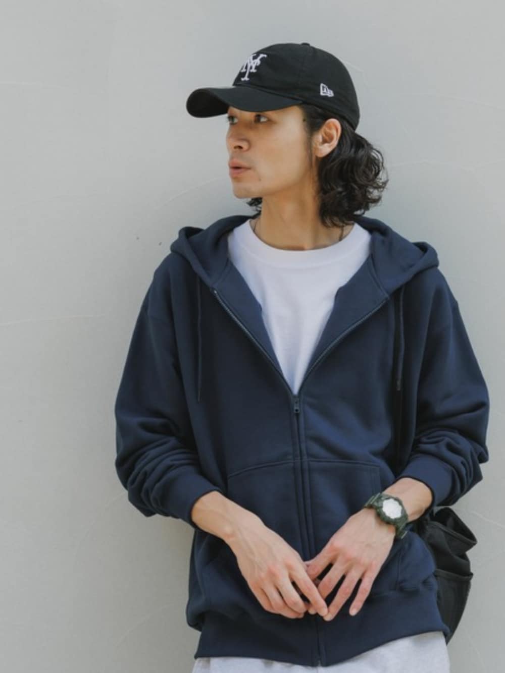 ホワイト系のTシャツ/カットソー、ブルー系のパーカーを着用したメンズの夏コーディネートの1枚目の写真