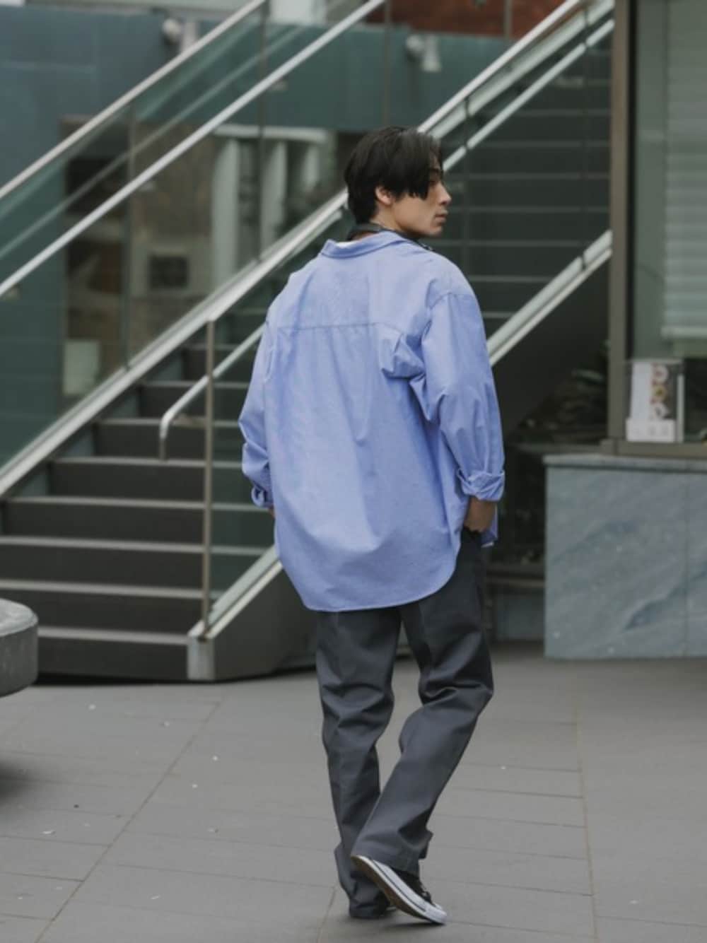 グレー系のチノパンツ、ブラック系のTシャツ/カットソー、ブルー系のシャツ/ブラウスを着用したメンズの夏コーディネートの1枚目の写真