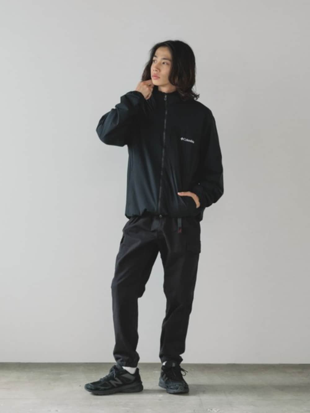 ホワイト系のTシャツ/カットソー、ブラック系のカーゴパンツを着用したメンズの夏コーディネートの1枚目の写真