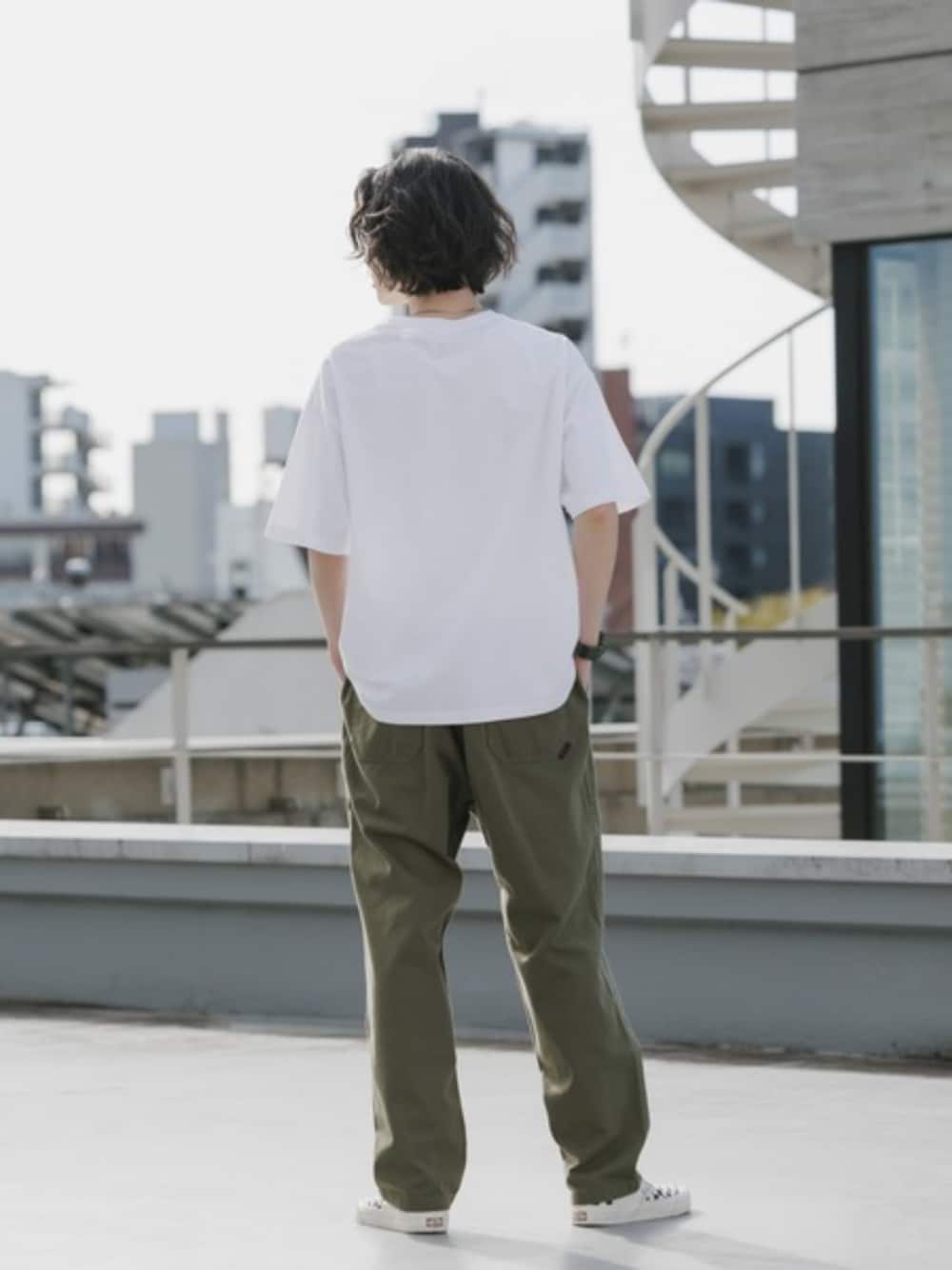 ホワイト系のTシャツ/カットソー、グリーン系のチノパンツ、ホワイト系のソックス/靴下を着用したメンズの夏コーディネートの1枚目の写真