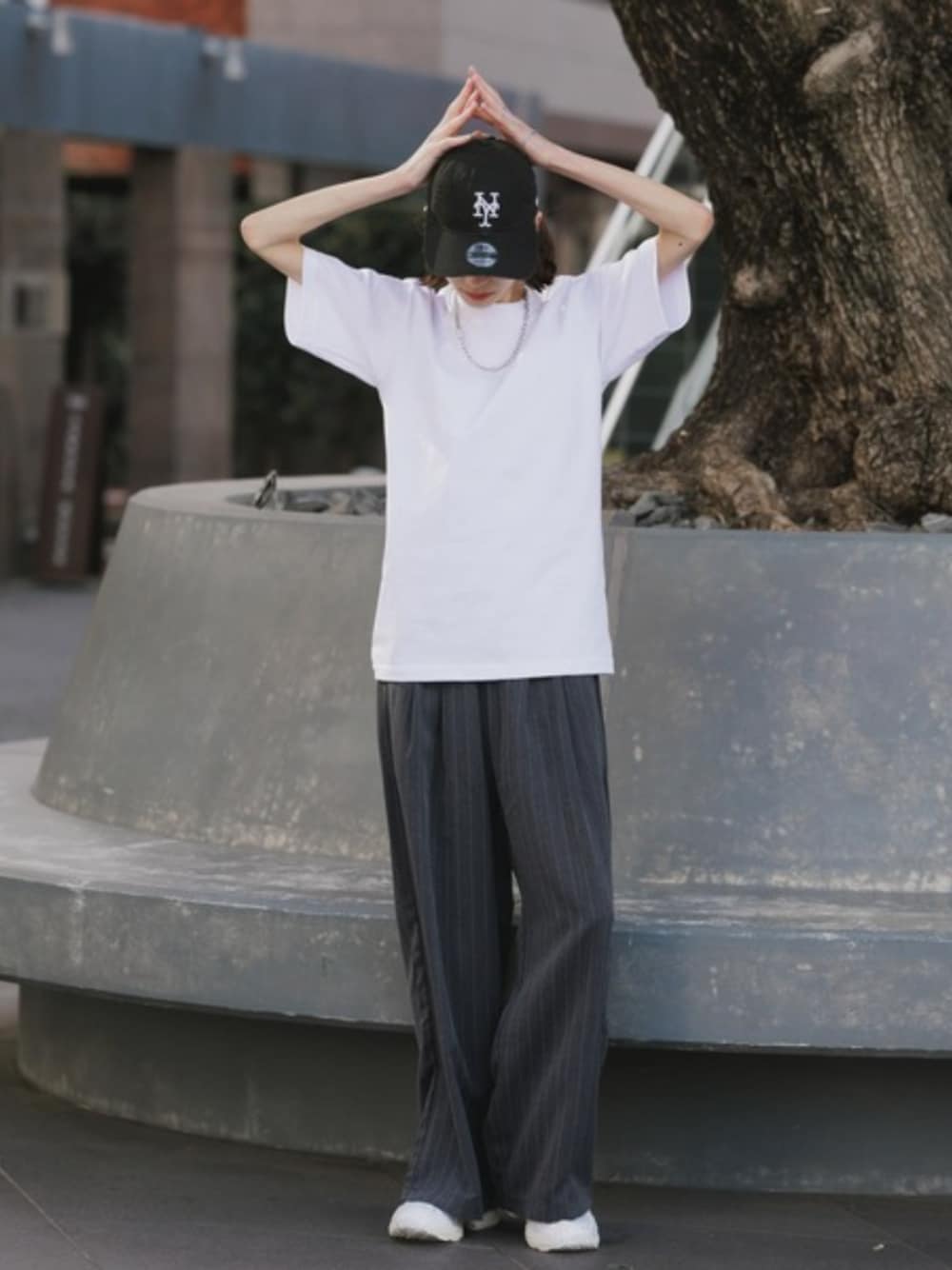 ホワイト系のTシャツ/カットソー、ブラック系のその他パンツ、ブラック系のソックス/靴下を着用したレディースの夏コーディネートの1枚目の写真
