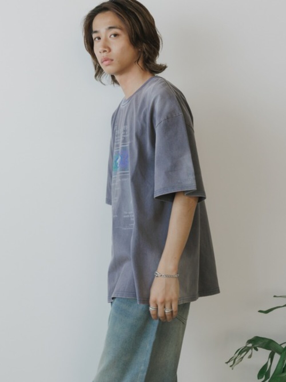グレー系のTシャツ/カットソーを着用したメンズの秋コーディネートの1枚目の写真