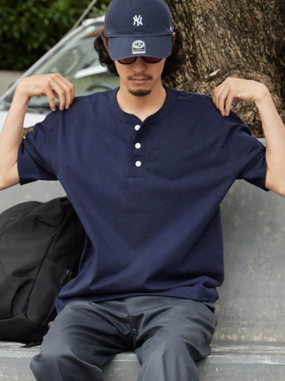ブルー系のTシャツ/カットソー、グレー系のチノパンツを着用したメンズの夏コーディネートの1枚目の写真