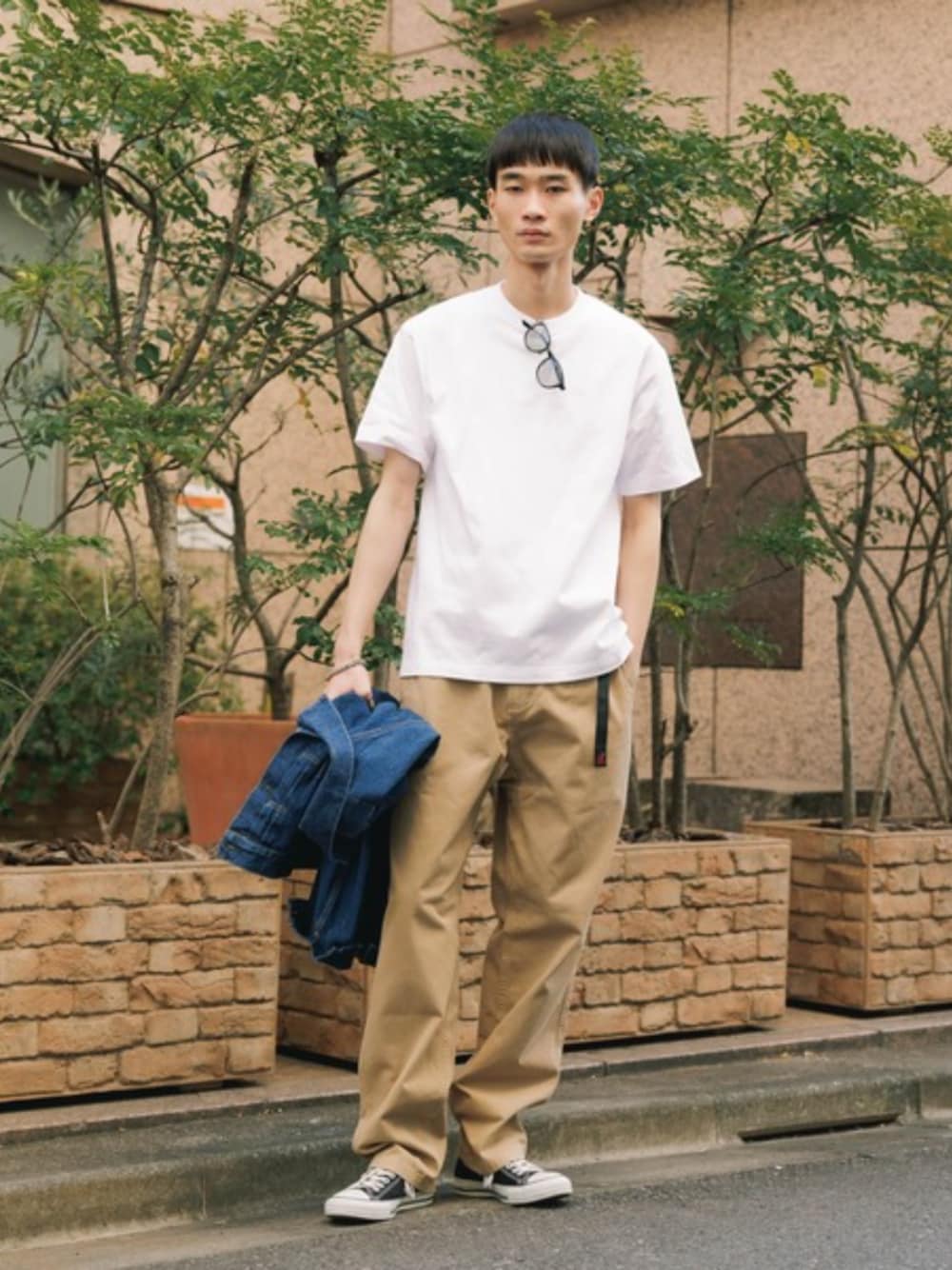 ホワイト系のTシャツ/カットソーを着用したメンズの夏コーディネートの1枚目の写真