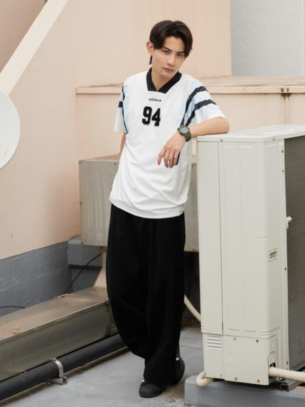 ホワイト系のTシャツ/カットソーを着用したメンズの夏コーディネートの1枚目の写真