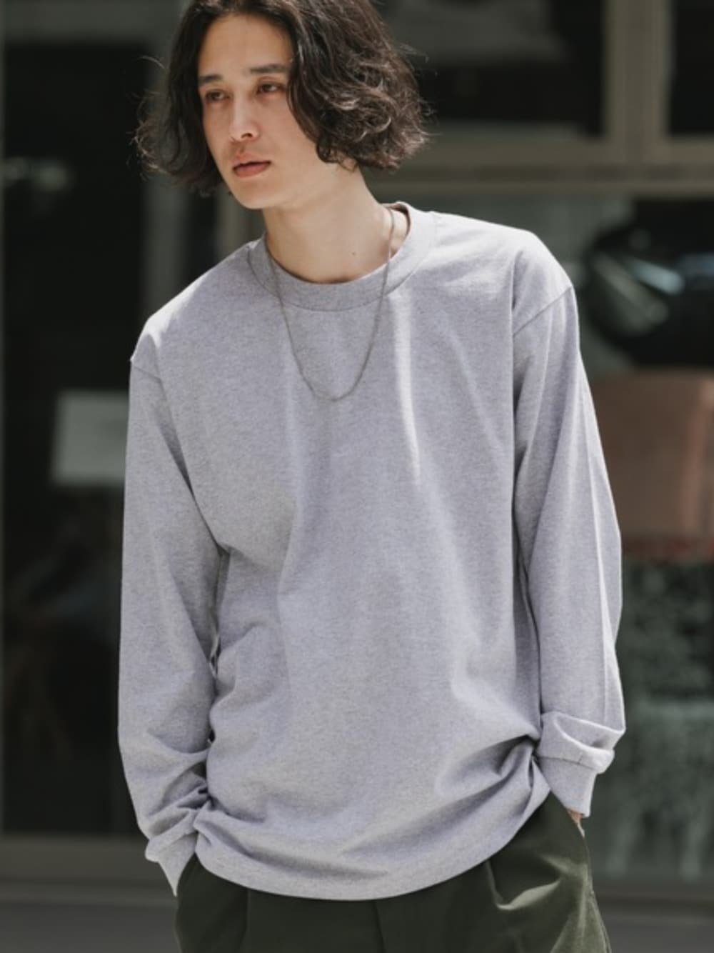 グレー系のTシャツ/カットソーを着用したメンズの夏コーディネートの1枚目の写真