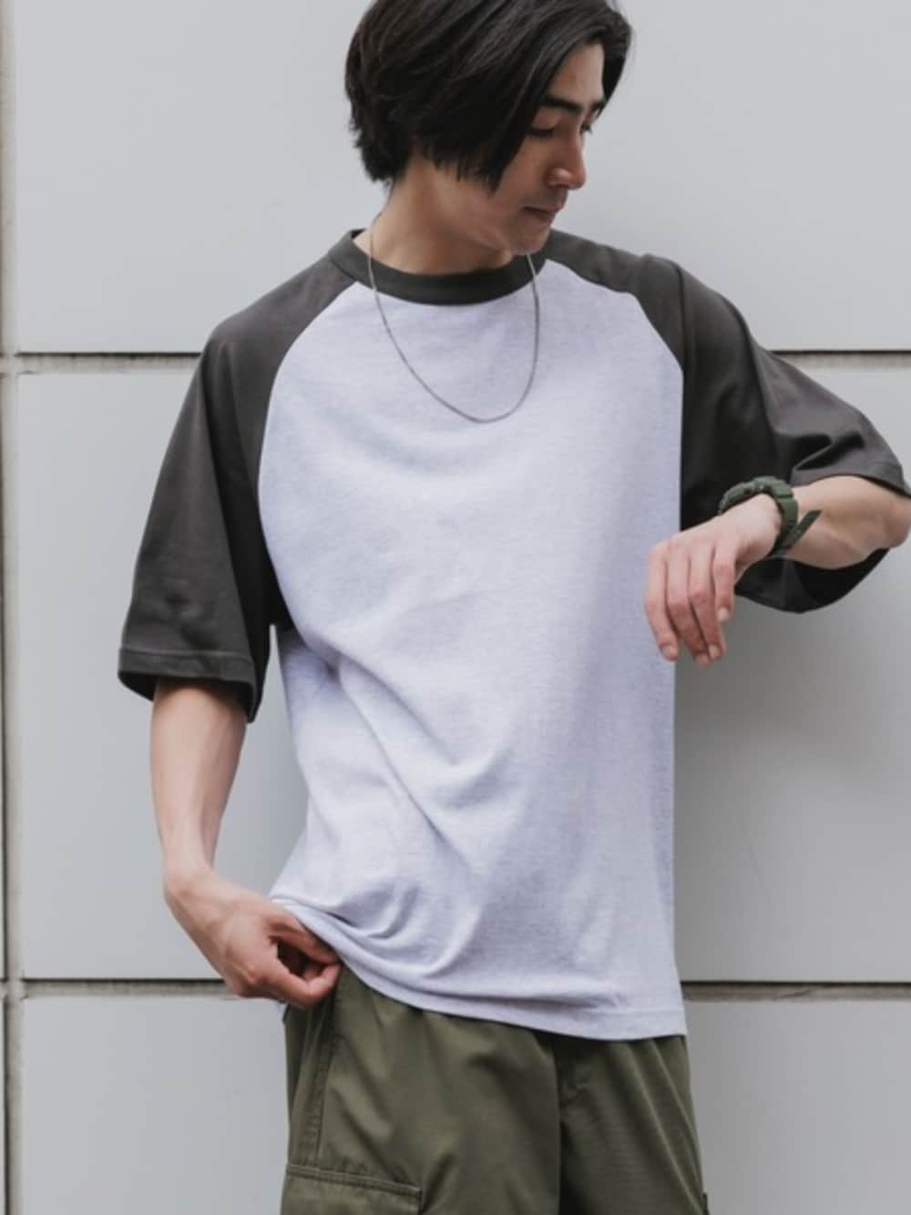 グリーン系のカーゴパンツ、ブラック系のTシャツ/カットソーを着用したメンズの夏コーディネートの1枚目の写真
