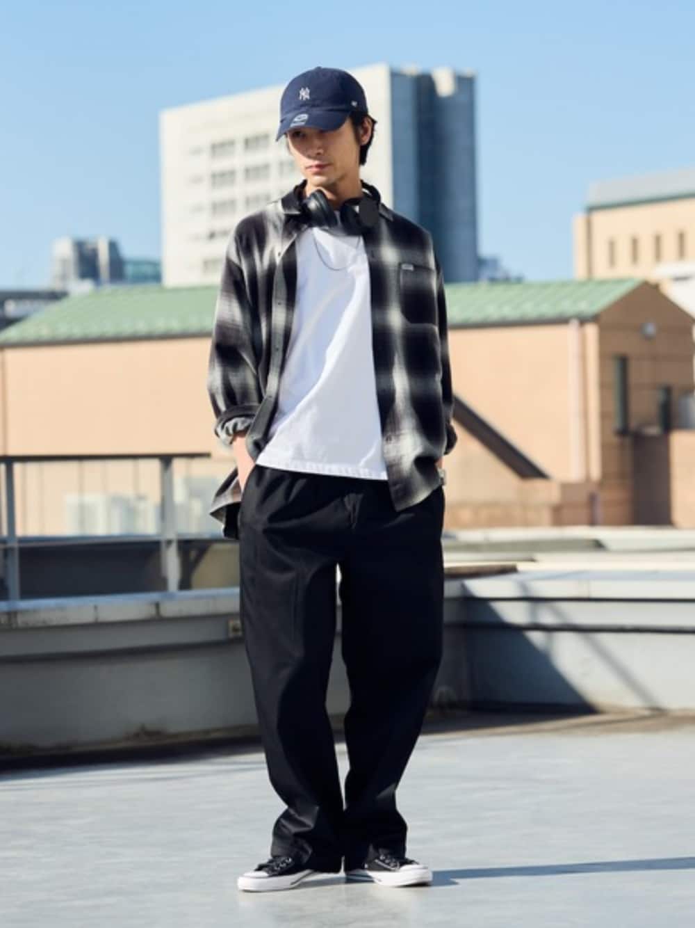 ブラック系のチノパンツ、ホワイト系のTシャツ/カットソー、ブラック系のシャツ/ブラウスを着用したメンズの夏コーディネートの1枚目の写真