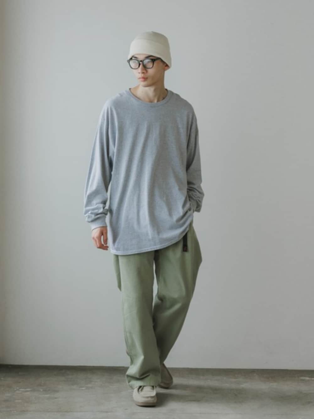 グレー系のTシャツ/カットソー、ホワイト系のタンクトップ、グリーン系のチノパンツを着用したメンズの夏コーディネートの1枚目の写真