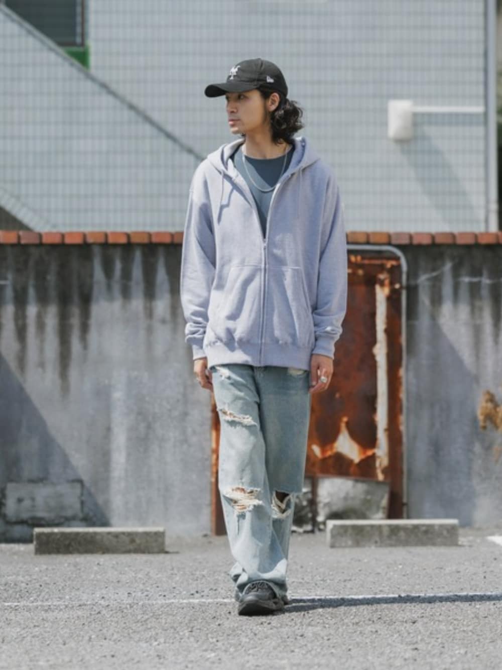 グレー系のパーカー、ブルー系のTシャツ/カットソー、ブルー系のデニムパンツを着用したメンズの夏コーディネートの1枚目の写真