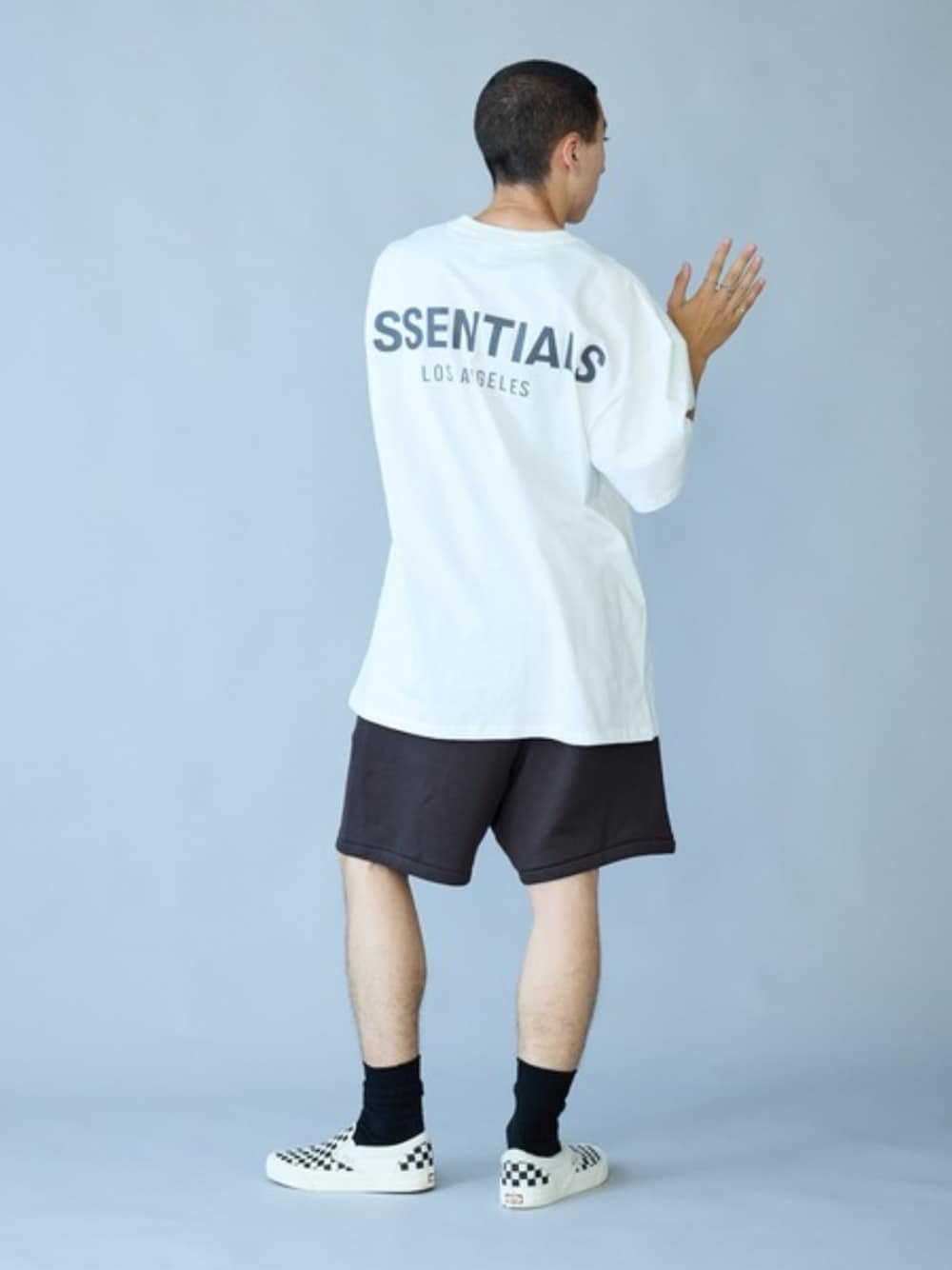 ホワイト系のTシャツ/カットソー、ホワイト系のタンクトップ、ブラック系のソックス/靴下を着用したメンズの夏コーディネートの1枚目の写真