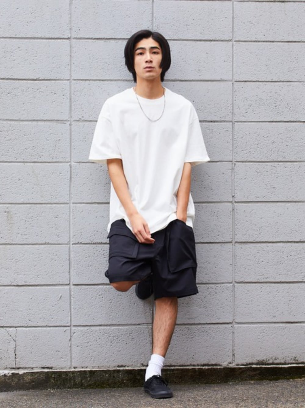 ホワイト系のTシャツ/カットソー、ホワイト系のソックス/靴下を着用したメンズの夏コーディネートの1枚目の写真
